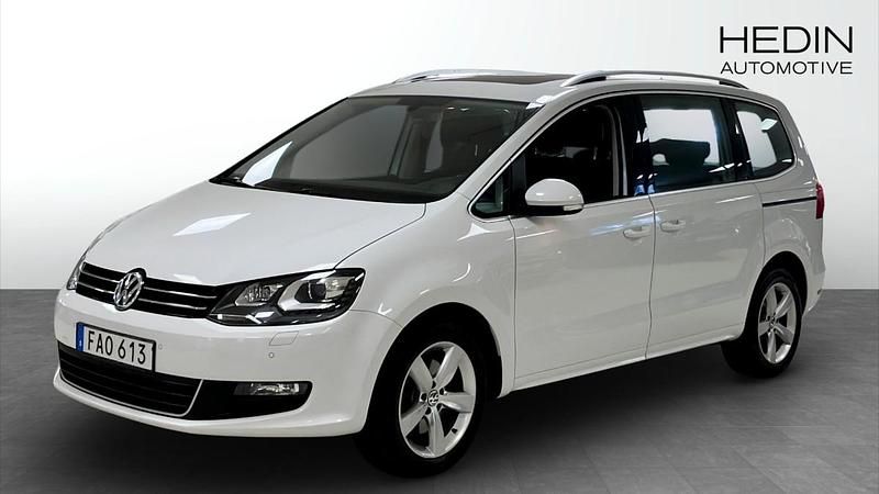 Vit (white) Begagnad 2015 VW Sharan Minibuss | 189 900 kr (Marknadspris) - Bild 1/4
