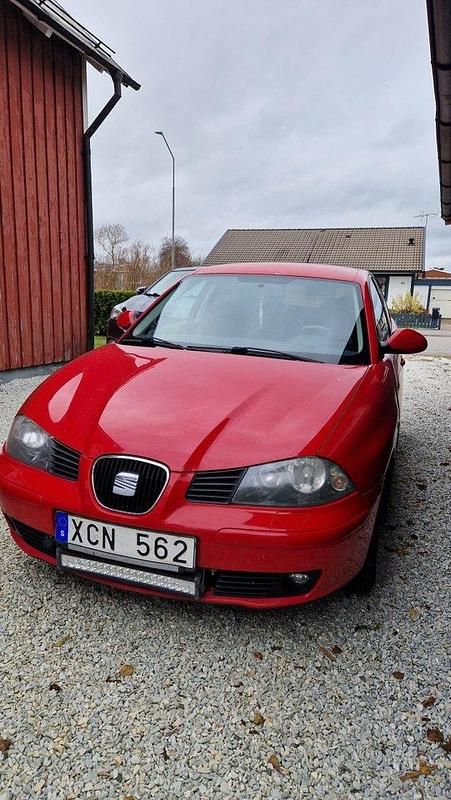 Röd Begagnad 2006 Seat Ibiza Halvkombi | 19 000 kr - Bild 1/4