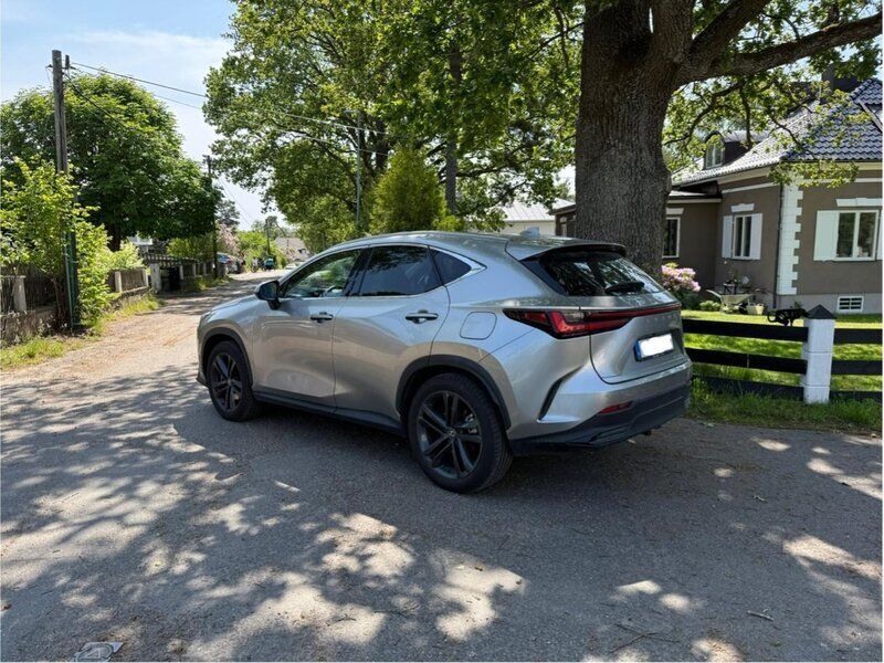 Grå Begagnad 2024 Lexus NX450h+ Executive Line SUV | 585 000 kr (Bra pris) - Bild 1/4