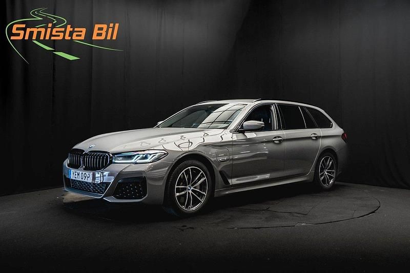 Grå Begagnad 2022 BMW 530e M Sport Kombi | 414 700 kr (Lite dyr) - Bild 1/3