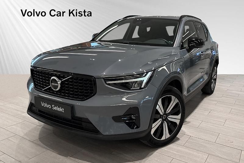 Grå Begagnad 2022 Volvo XC40 Plus SUV | 374 900 kr (Marknadspris) - Bild 1/3
