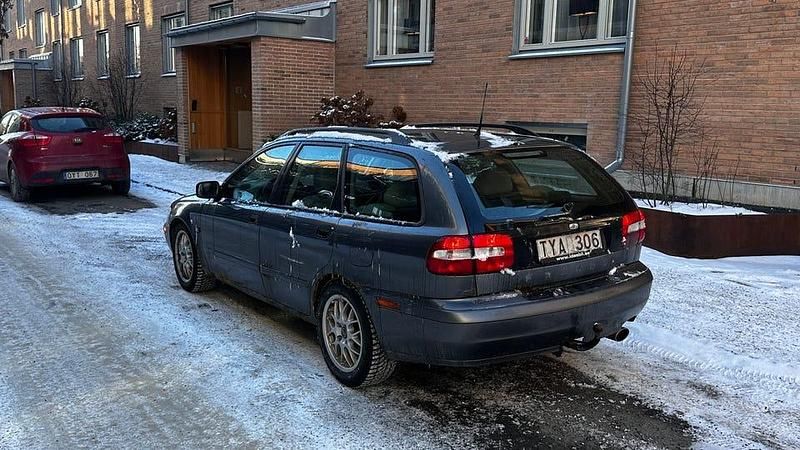 Begagnad Volvo V40 163 HK (119 kW) 2003 Grå Kombi