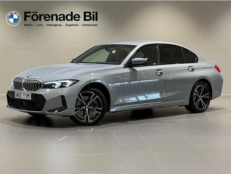 Grå Begagnad 2023 BMW 330e M Sport Sedan | 459 000 kr (Bra pris) - Bild 1/4