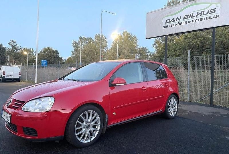 Röd Begagnad 2006 VW Golf V Sportline Halvkombi | 49 900 kr (Lite dyr) - Bild 1/4