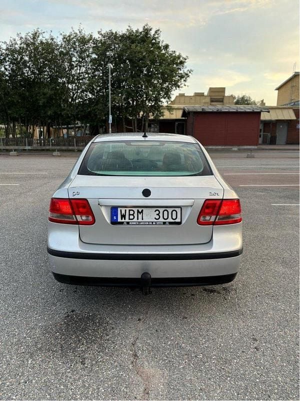 Grå Begagnad 2004 Saab 9-3 Sedan | 17 500 kr (Marknadspris) - Bild 1/4