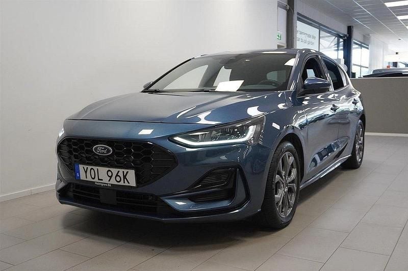 Blå Begagnad 2023 Ford Focus ST-Line Halvkombi | 279 600 kr - Bild 1/4