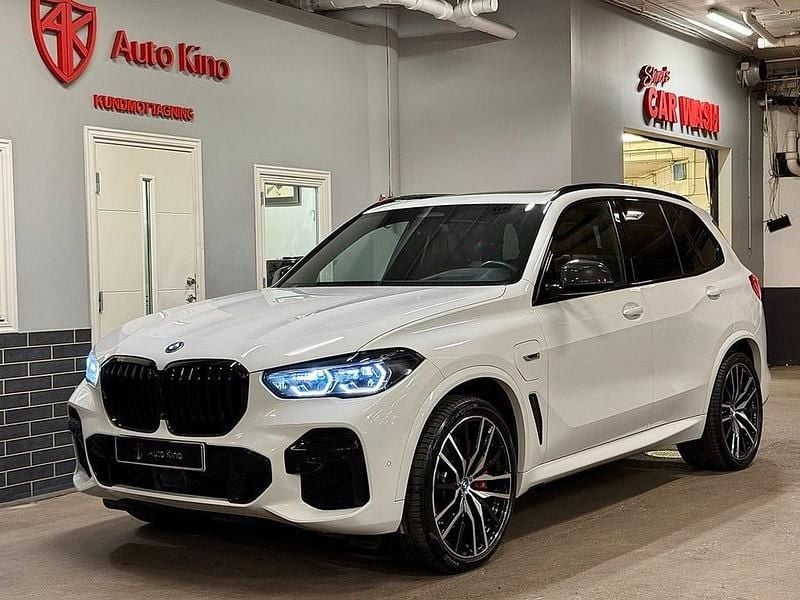 Vit Begagnad 2023 BMW X5 iPerformance SUV | 799 000 kr - Bild 1/4