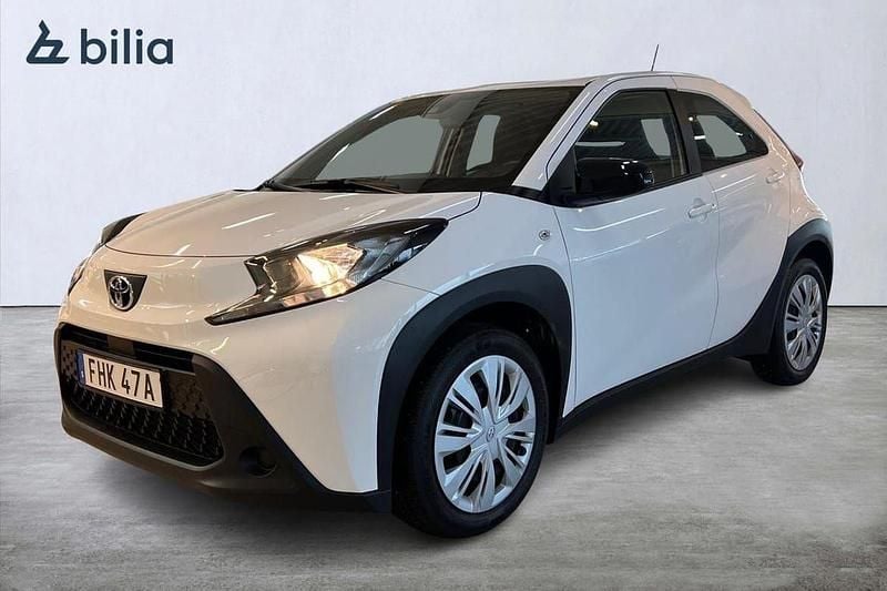 Vit Begagnad 2022 Toyota Aygo Play Halvkombi | 184 900 kr (Marknadspris) - Bild 1/4