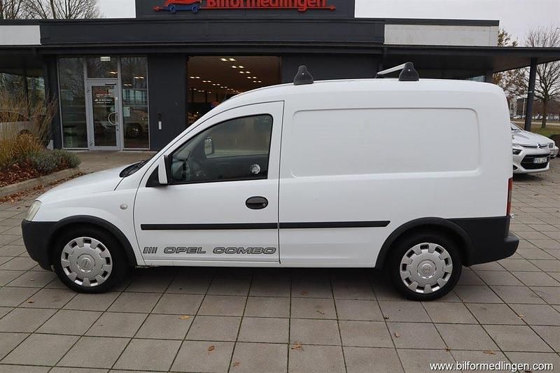 Vit svart Begagnad 2011 Opel Combo Van | 21 900 kr (Marknadspris) - Bild 1/4
