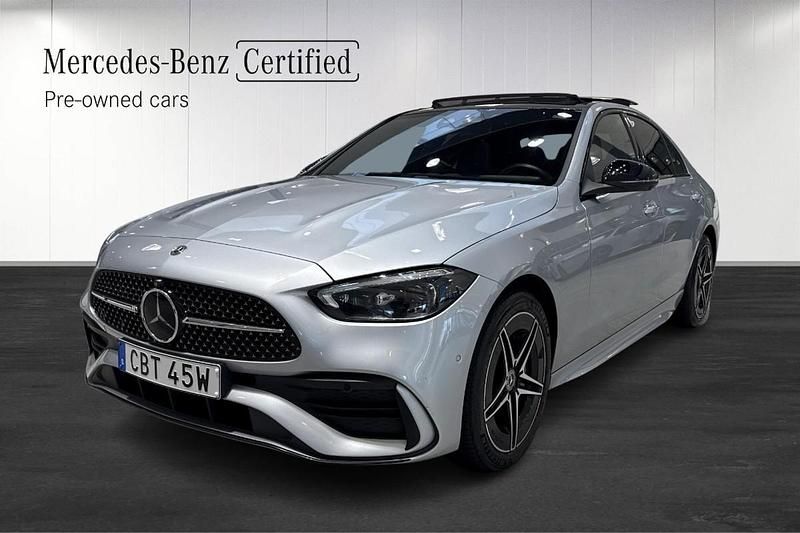 Silver Begagnad 2022 Mercedes C300e AMG Sedan | 479 000 kr (Dyr) - Bild 1/4