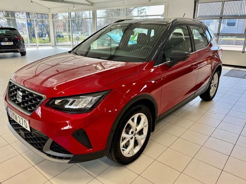 Röd (rödmetallick) Begagnad 2022 Seat Arona FR SUV | 199 900 kr (Lite dyr) - Bild 1/4