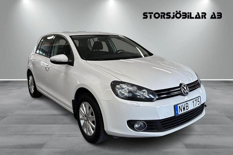 Vit Begagnad 2013 VW Golf Halvkombi | 89 000 kr - Bild 1/4