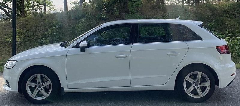 Vit Begagnad 2018 Audi A3 Sportback Proline Halvkombi | 199 000 kr (Lite dyr) - Bild 1/4