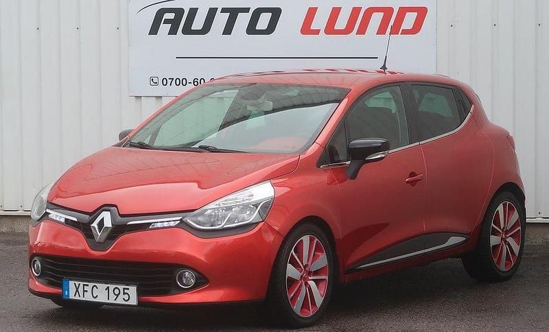Röd Begagnad 2015 Renault Clio IV Halvkombi | 69 900 kr (Marknadspris) - Bild 1/4
