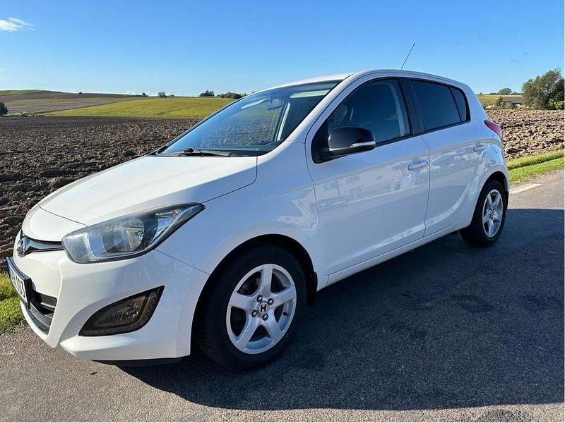 Vit Begagnad 2013 Hyundai i20 Premium Halvkombi | 73 500 kr (Dyr) - Bild 1/3