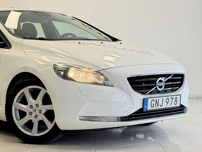 Begagnad Volvo V40 Kinetic 116 HK (85 kW) 2014 Vit Halvkombi
