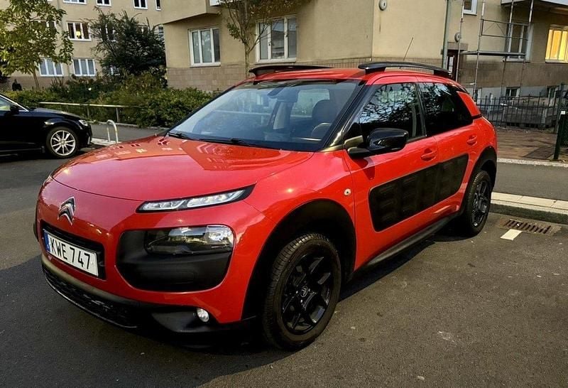 Röd Begagnad 2015 Citroën C4 Cactus PureTech Halvkombi | 54 999 kr (Marknadspris) - Bild 1/3