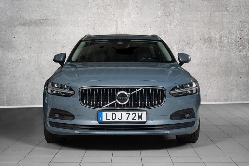 Grå Begagnad 2021 Volvo V90 Momentum Kombi | 289 000 kr (Marknadspris) - Bild 1/4