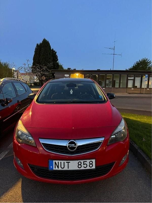 Röd Begagnad 2012 Opel Astra Enjoy Halvkombi | 47 000 kr (Marknadspris) - Bild 1/4