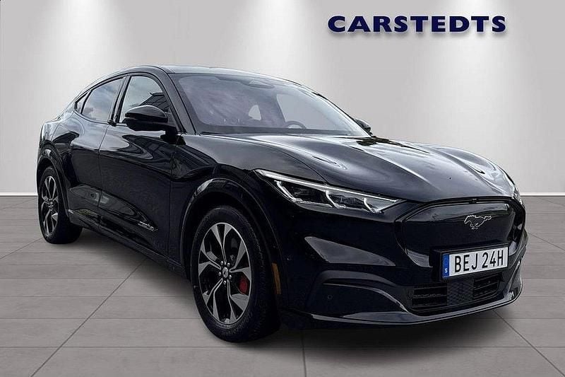 Svart Begagnad 2021 Ford Mustang Mach-E SUV | 420 000 kr (Marknadspris) - Bild 1/4
