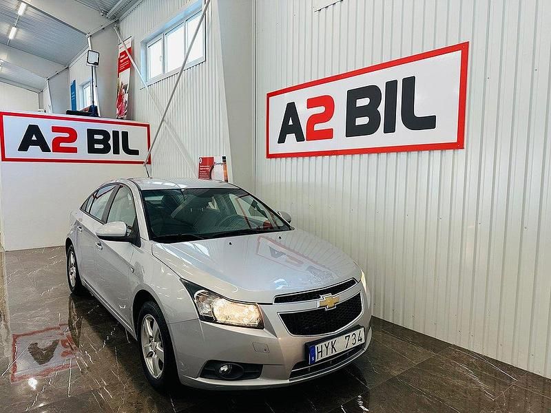 Grå Begagnad 2010 Chevrolet Cruze Sedan | 39 900 kr (Marknadspris) - Bild 1/4
