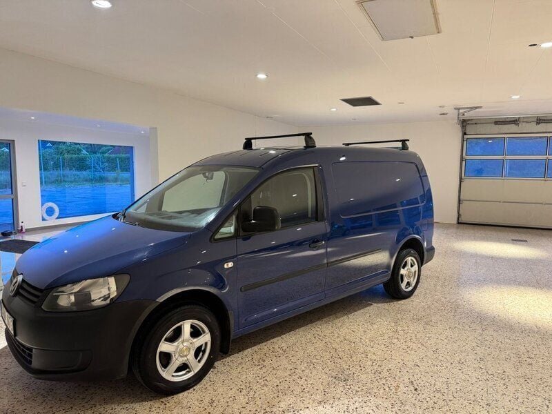 Mörkblå (blå) Begagnad 2013 VW Caddy Maxi Minibuss | 59 900 kr (Superpris) - Bild 1/4