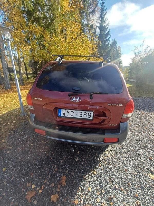 Röd Begagnad 2005 Hyundai Santa Fe SUV | 17 500 kr (Marknadspris) - Bild 1/3