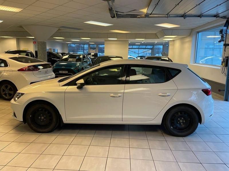 Vit Begagnad 2020 Seat Leon Style Halvkombi | 129 900 kr (Marknadspris) - Bild 1/4