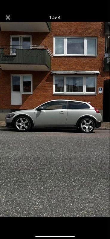 Grå Begagnad 2010 Volvo C30 R-Design Halvkombi | 37 000 kr (Marknadspris) - Bild 1/2