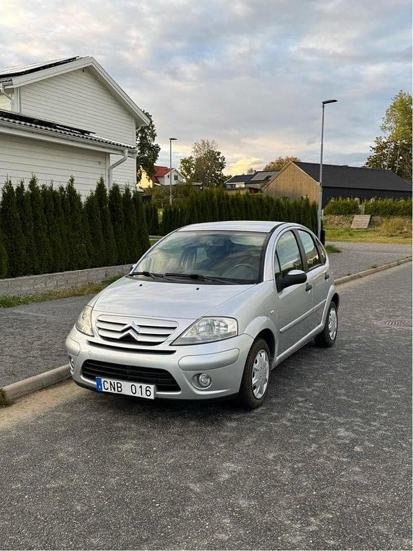 Silver Begagnad 2010 Citroën C3 Halvkombi | 31 000 kr (Bra pris) - Bild 1/4