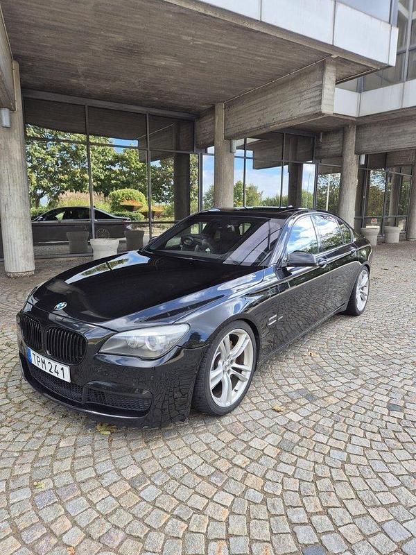 Svart Begagnad 2010 BMW 740 M Sport Sedan | 159 000 kr - Bild 1/4
