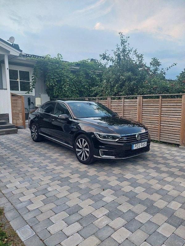 Svart Begagnad 2017 VW Passat GTE Sedan | 169 000 kr (Bra pris) - Bild 1/4