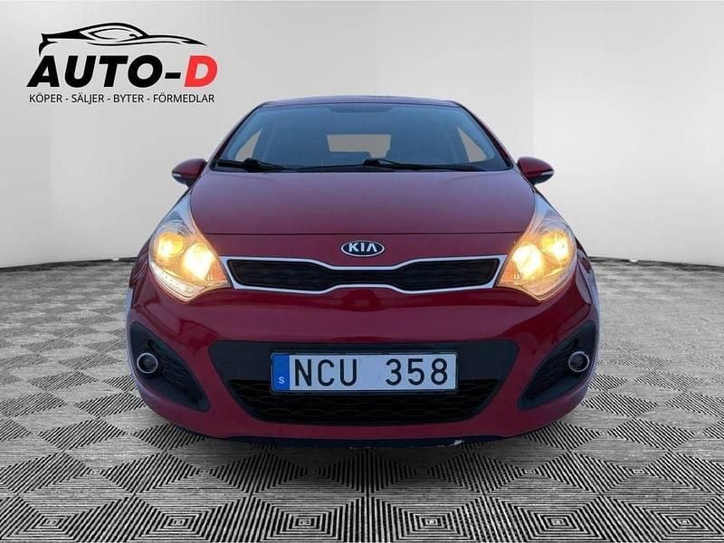 Begagnad Kia Rio 90 HK (66 kW) 2012 Röd Halvkombi