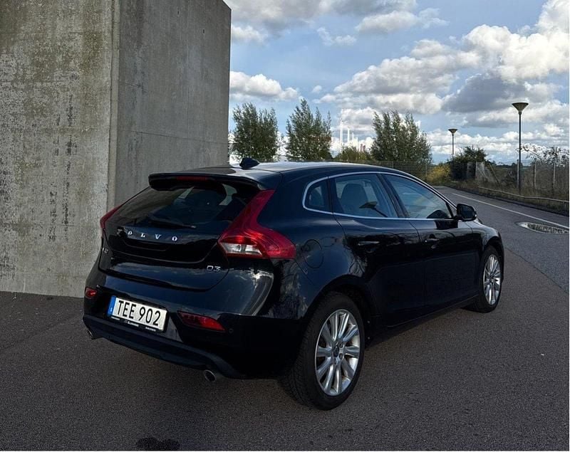 Svart Begagnad 2015 Volvo V40 Momentum Kombi | 137 995 kr (Marknadspris) - Bild 1/4