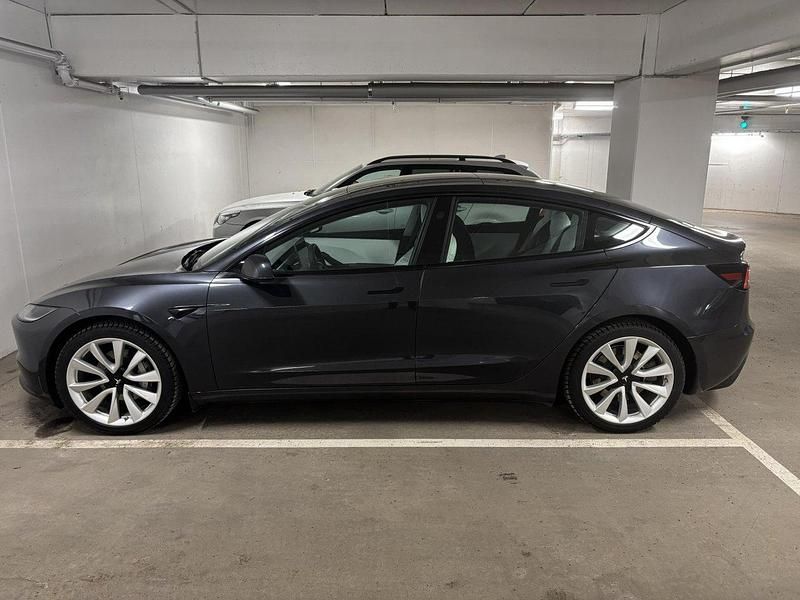 Grå Begagnad 2024 Tesla Model 3 Long Range Sedan | 479 000 kr - Bild 1/4