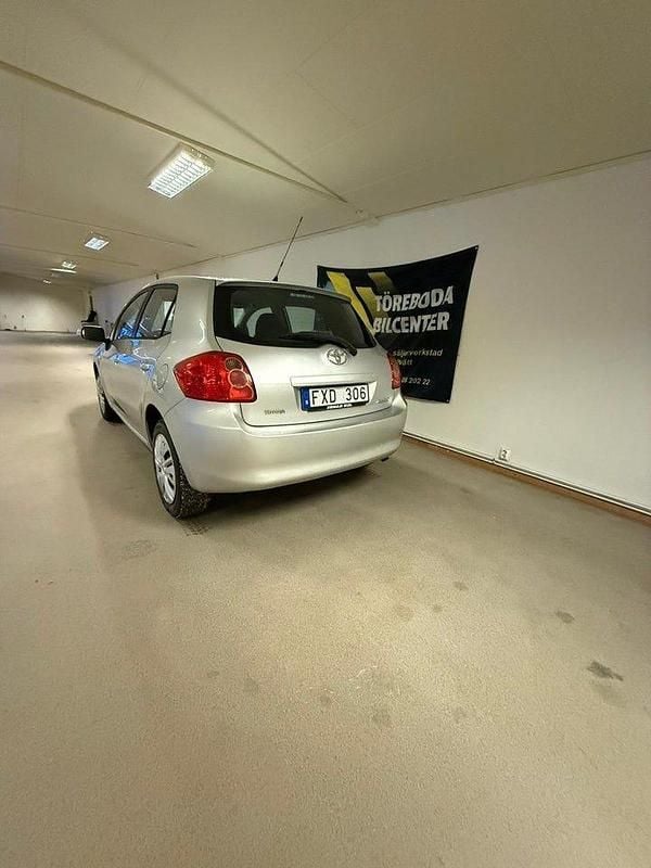 Begagnad Toyota Auris 124 HK (91 kW) 2007 Silver Halvkombi