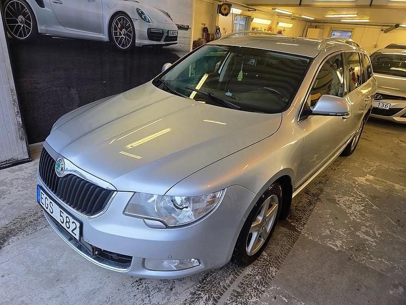 Begagnad Skoda Superb Elegance 140 HK (102 kW) 2012 Silver Kombi