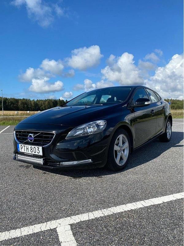 Svart Begagnad 2014 Volvo V40 Kinetic Kombi | 116 000 kr (Marknadspris) - Bild 1/4