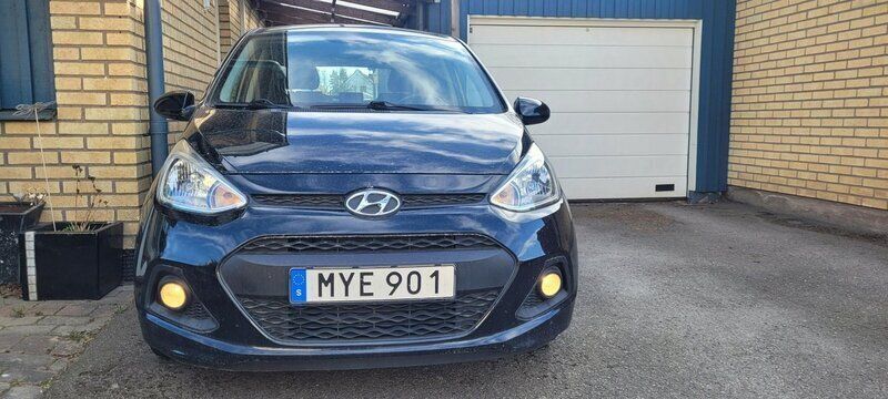 Svart Begagnad 2016 Hyundai i10 Halvkombi | 78 000 kr (Marknadspris) - Bild 1/4