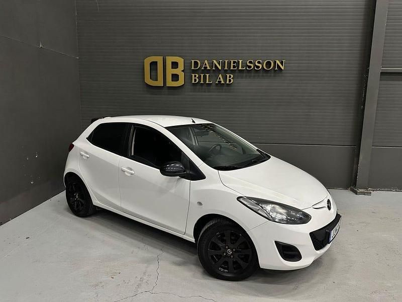 Vit Begagnad 2014 Mazda 2 Halvkombi | 54 800 kr (Marknadspris) - Bild 1/4