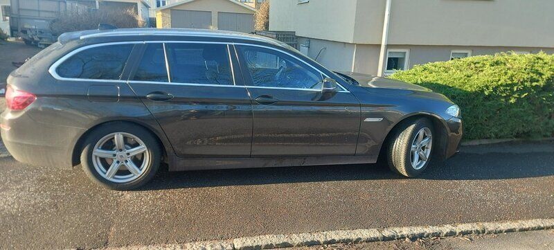 Brun Begagnad 2015 BMW 520 Comfort Edition Kombi | 130 000 kr (Bra pris) - Bild 1/4