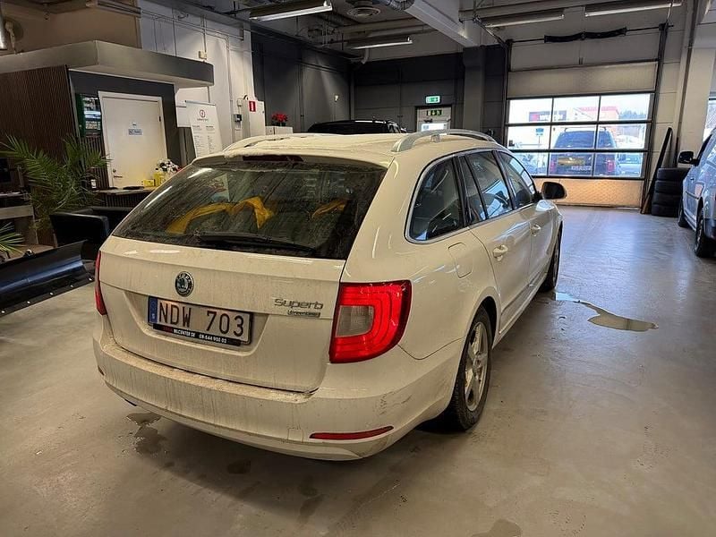 Begagnad Skoda Superb Ambition 105 HK (77 kW) 2012 Vit Kombi