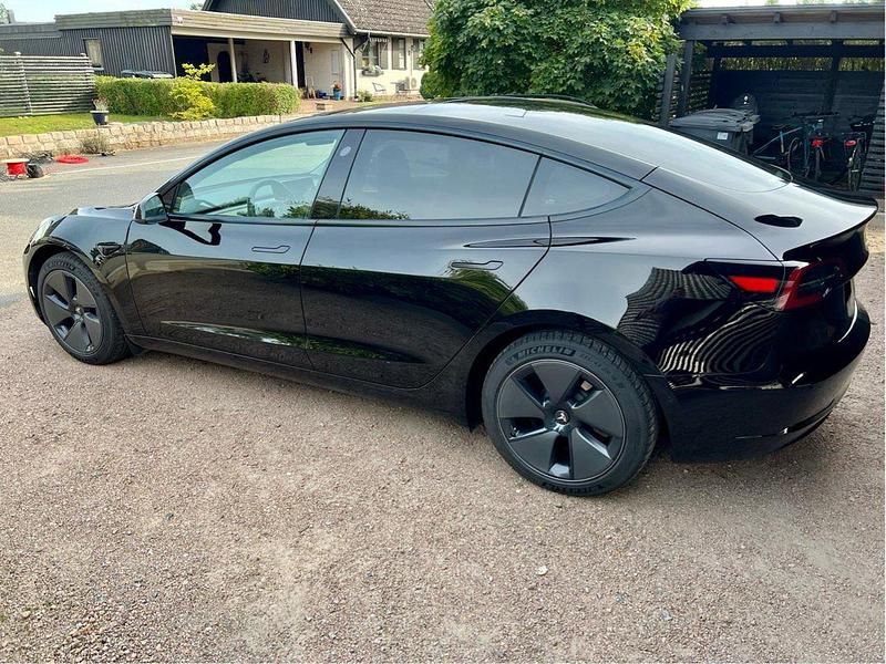 Svart Begagnad 2021 Tesla Model 3 Standard Range Plus Sedan | 249 000 kr (Lite dyr) - Bild 1/3