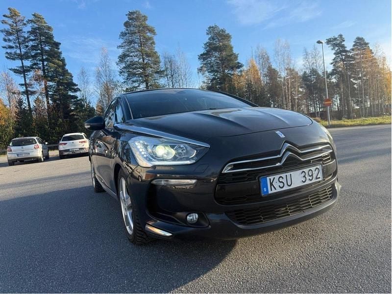 Grå Begagnad 2013 Citroën DS5 Halvkombi | 116 900 kr (Marknadspris) - Bild 1/4
