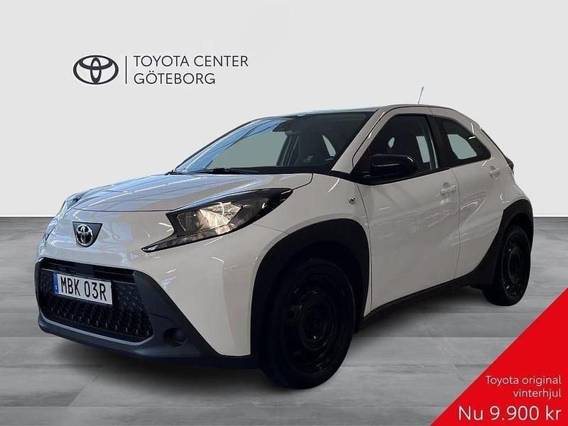 Vit Begagnad 2022 Toyota Aygo X Play SUV | 164 900 kr (Marknadspris) - Bild 1/3