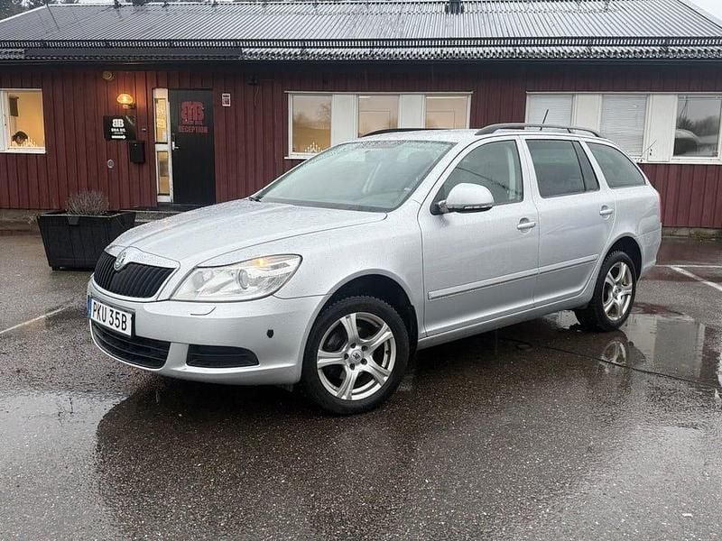 Grå Begagnad 2013 Skoda Octavia Ambiente Kombi | 49 900 kr (Bra pris) - Bild 1/4