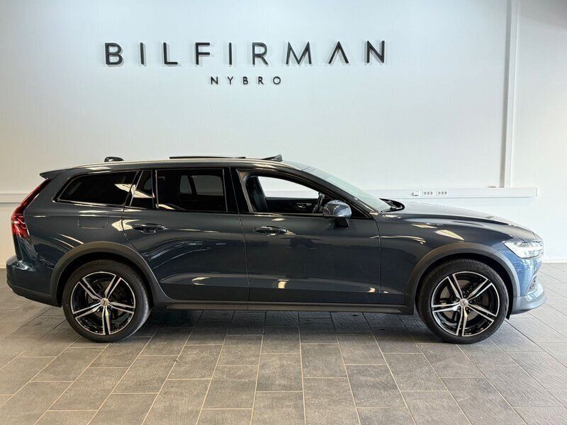 Mörkblå (blå) Begagnad 2021 Volvo V60 CC Kombi | 349 900 kr (Lite dyr) - Bild 1/4