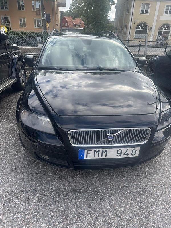 Svart Begagnad 2007 Volvo V50 Momentum Kombi | 32 000 kr (Marknadspris) - Bild 1/4