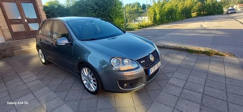 Mörkgrå (grå) Begagnad 2006 VW Golf V GTI Halvkombi | 59 900 kr (Marknadspris) - Bild 1/4