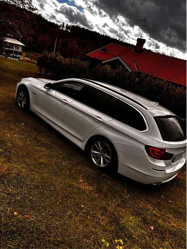Vit Begagnad 2013 BMW 520 Kombi | 85 000 kr (Bra pris) - Bild 1/3